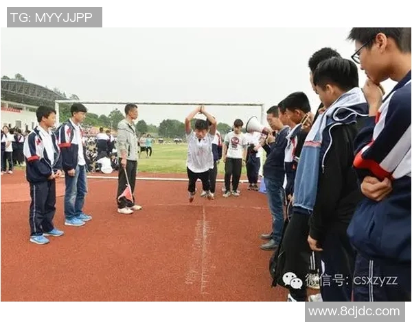 女子与足球明星亲密合影展现青春活力与梦想追逐的美好瞬间